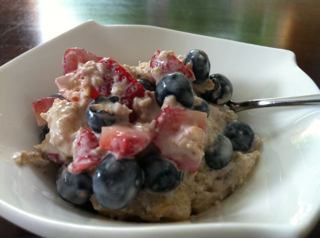 Müsli mit frischen Haferflocken, Hafermilch, Heidelbeeren, Erdbeeren und Banane