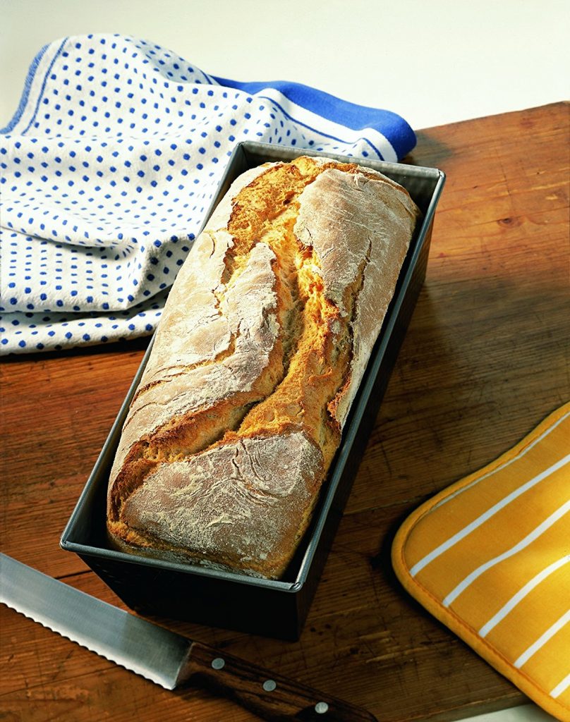 Getreide selber mahlen, Teig kneten und in die Brotbackform geben