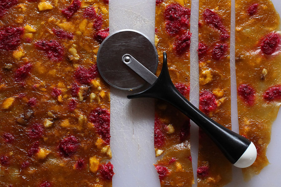 Fruchtleder mit dem Pizzaschneider - Bild mit freundlicher Genehmigung von einfachveganleben Fruchtleder mit dem Pizzaschneider - Bild von einfachveganleben