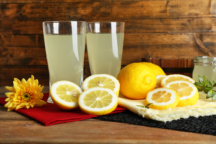 Klassische Zitronenlimonade - Fotolia 87560148 Klassische Zitronenlimonade - Fotolia 87560148