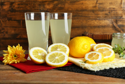 Klassische Zitronenlimonade - Fotolia 87560148