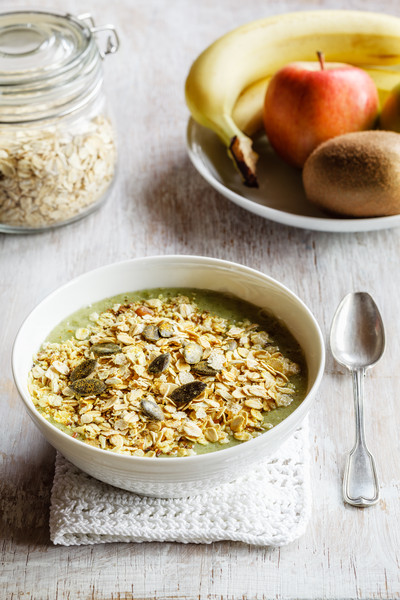 Green-Smoothie-Bowl mit Hafer-Müsli-Mix (alleskoerner.de)