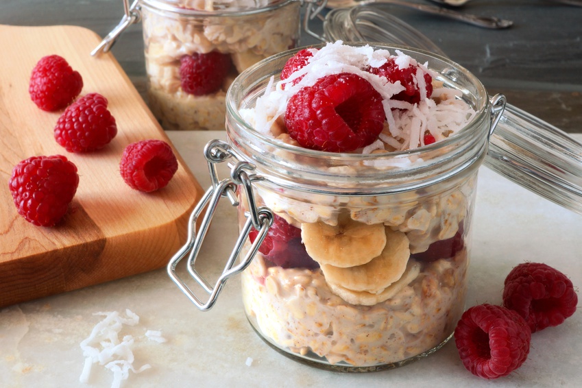 82946711 - Breakfast overnight oats with raspberries and coconut in a jar © Jenifoto