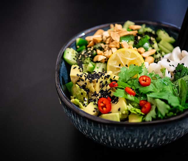Ein großer Salatteller um mehr Gemüse zu essen (Photo by Yoav Aziz on Unsplash)