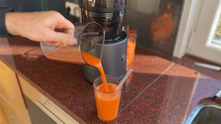 Karottensaft im Entsafter (Hurom H320N) selber machen Karottensaft im Entsafter (Hurom H320N) selber machen