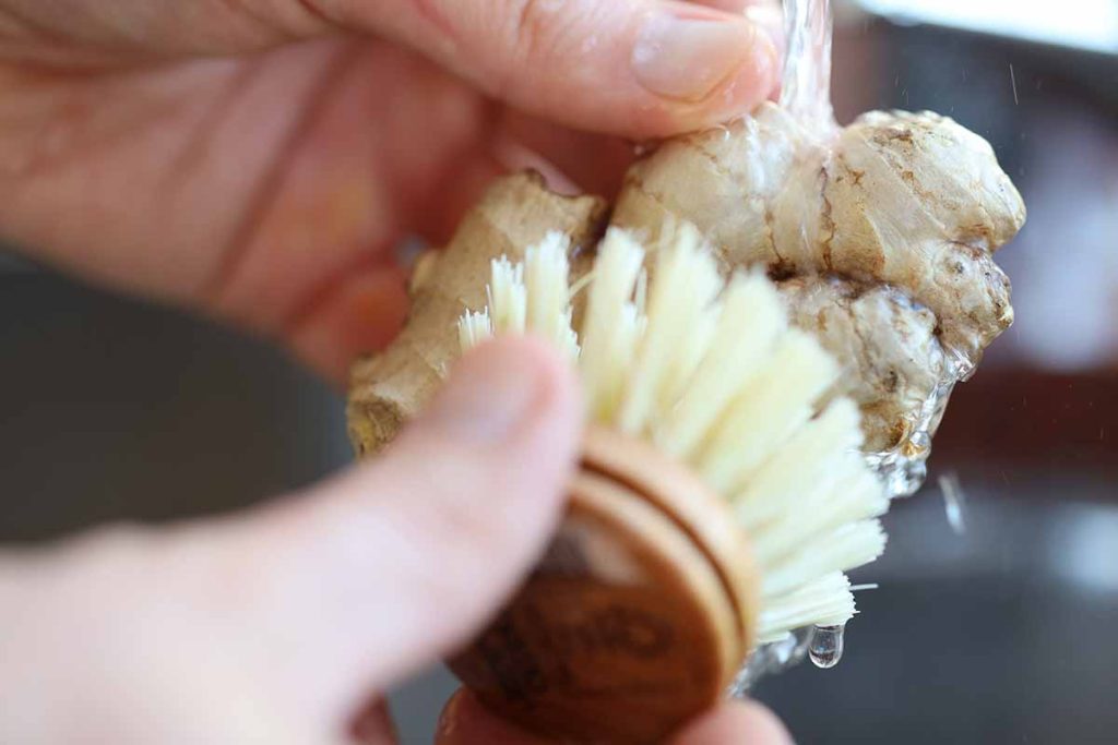 Bio-Ingwer muss nicht geschält werden, gründlich waschen genügt
