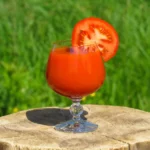 Glas mit frisch gepresstem Tomatensaft