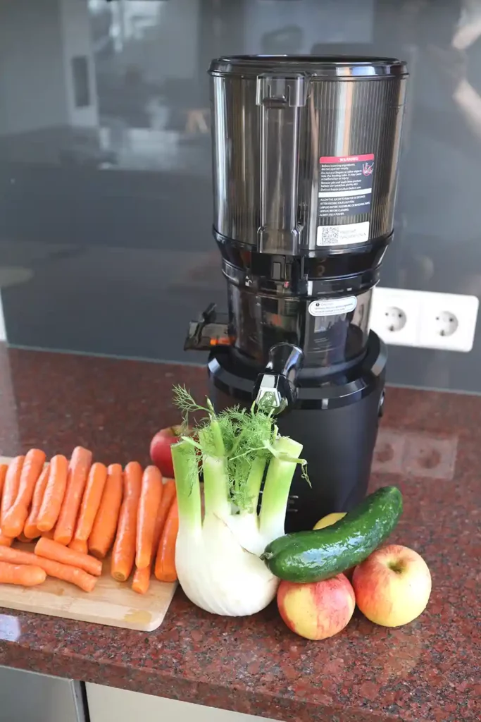 Gemüse-Obst-Saft aus Karotten, Gurke, Fenchel und Äpfeln mit dem Kuvings AUTO10