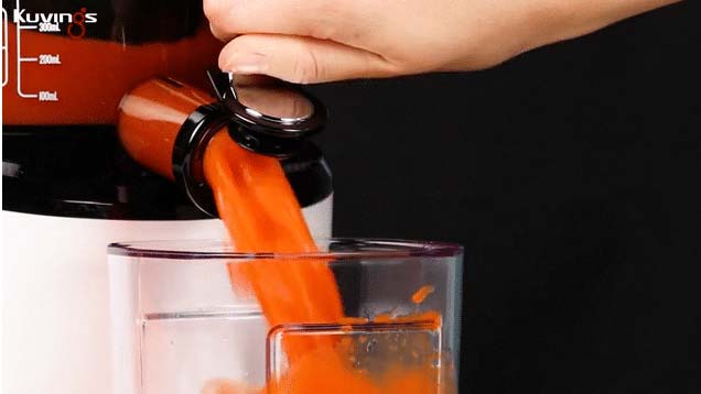 Mit dem Smart Cap kannst du deinen Saft im Presswalzengehäuse mischen, Tropfen stoppen und vor der Reinigung vorspülen Mit dem Smart Cap kannst du deinen Saft im Presswalzengehäuse mischen, Tropfen stoppen und vor der Reinigung vorspülen