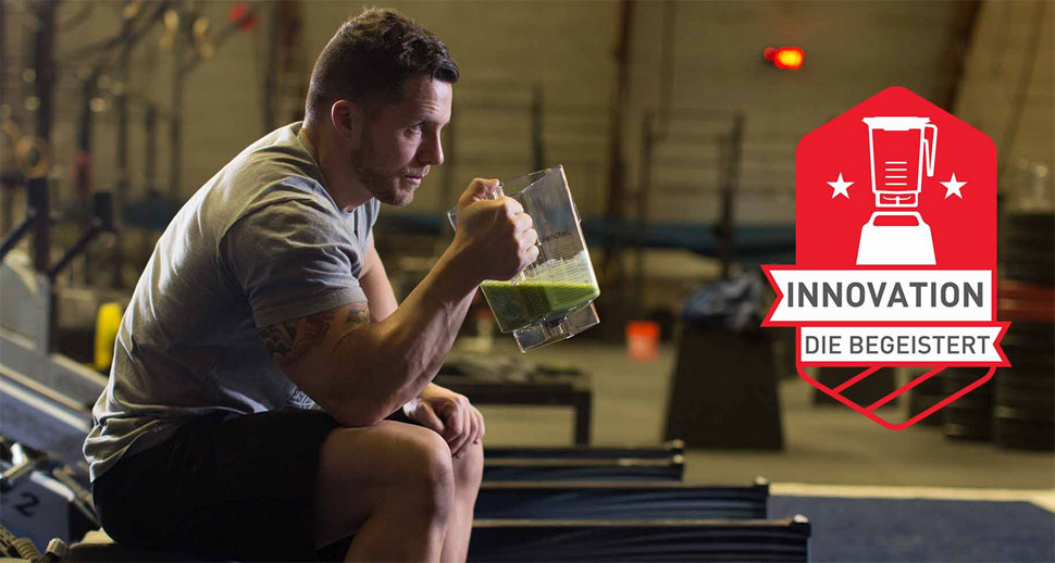 Sportler trinkt grünen Smoothie aus Blendtec Mixbehälter Sportler trinkt grünen Smoothie aus Blendtec Mixbehälter