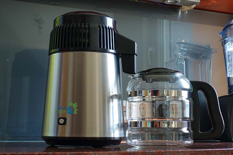 blue green Wasserdestilliergerät Water Pro auf der Küchenarbeitsplatte blue green Wasserdestilliergerät Water Pro auf der Küchenarbeitsplatte