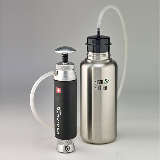 Schließe eine Wasserflasche an den Katadyn Pocket Wasserfilter