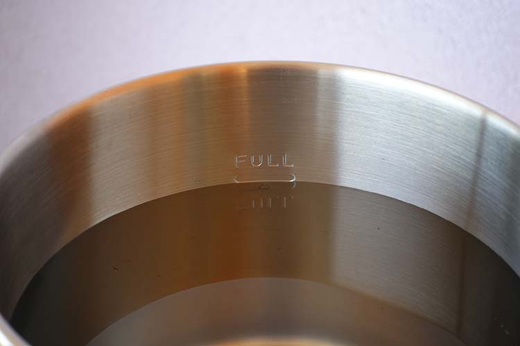 Du füllst das Leitungswasser bis zur Markierung ein - blue green Destilliergerät Du füllst das Leitungswasser bis zur Markierung ein - blue green Destilliergerät