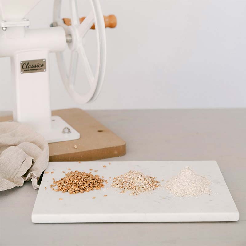 Handgetreidemühle Madalga Classico – puderfeines Mehl für den Kuchen und grobes Schroth fürs Müsli Handgetreidemühle Madalga Classico – puderfeines Mehl für den Kuchen und grobes Schroth fürs Müsli