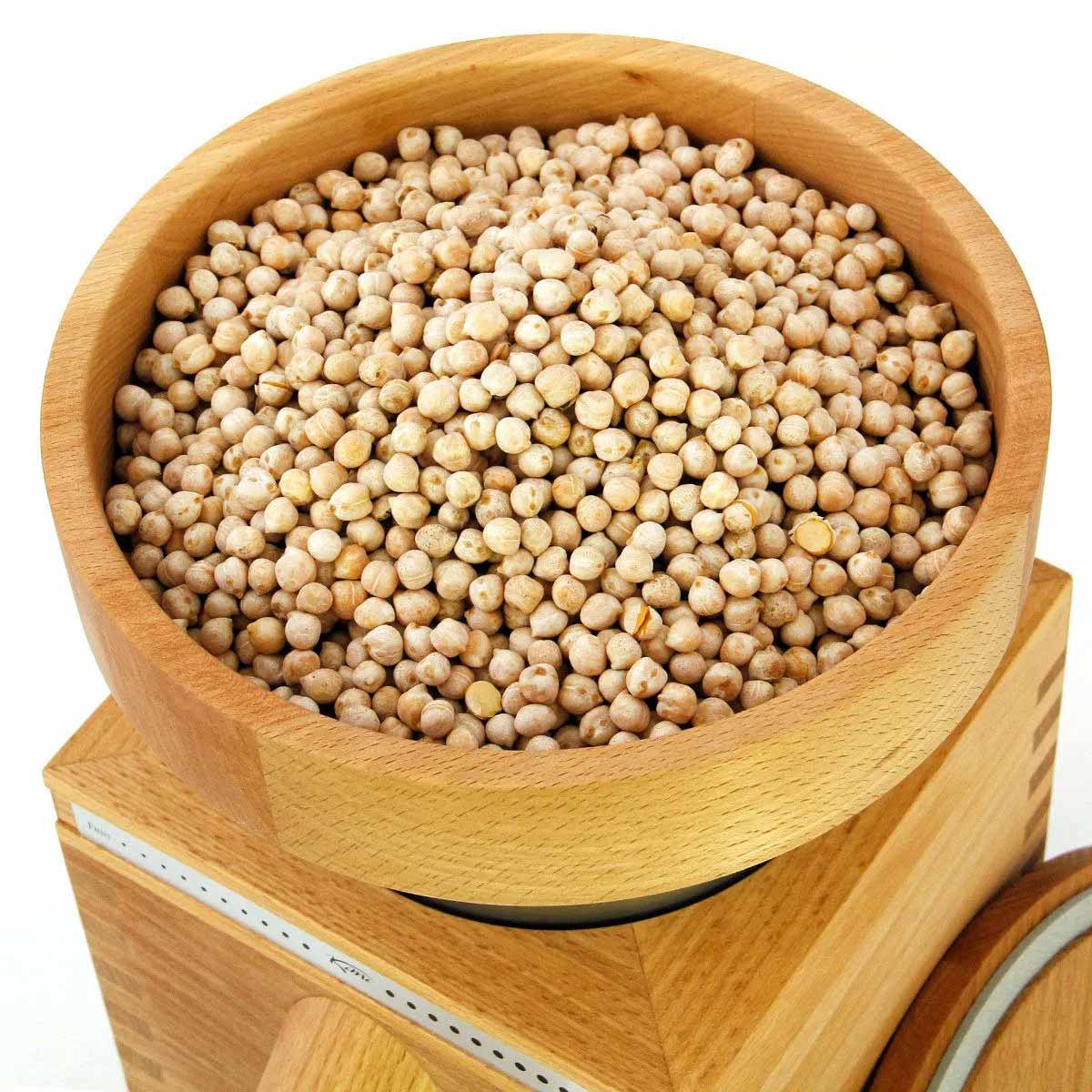 Sojabohnen im Trichter der Komo Fidibus XL Plus Getreidemühle Sojabohnen im Trichter der Komo Fidibus XL Plus Getreidemühle