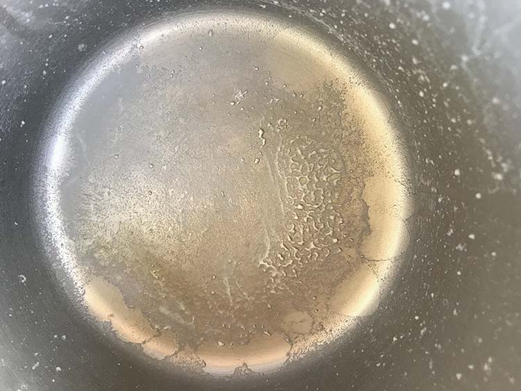 Im Kochbehälter siehst du dann die Rückstände des Leitungswassers, die weder appetitlich noch besonders vertrauenserweckend aussehen. Im Kochbehälter siehst du dann die Rückstände des Leitungswassers, die weder appetitlich noch besonders vertrauenserweckend aussehen.