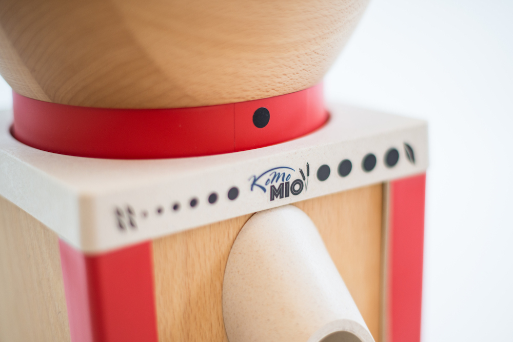 KomoMio Getreidemühle rot Detail KomoMio Getreidemühle rot Detail